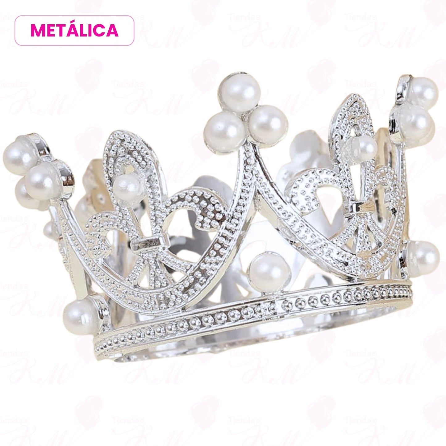 Corona decorativa con perlas blancas