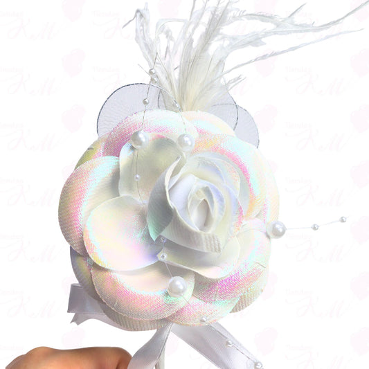 Tocado de rosa blanca con plumas