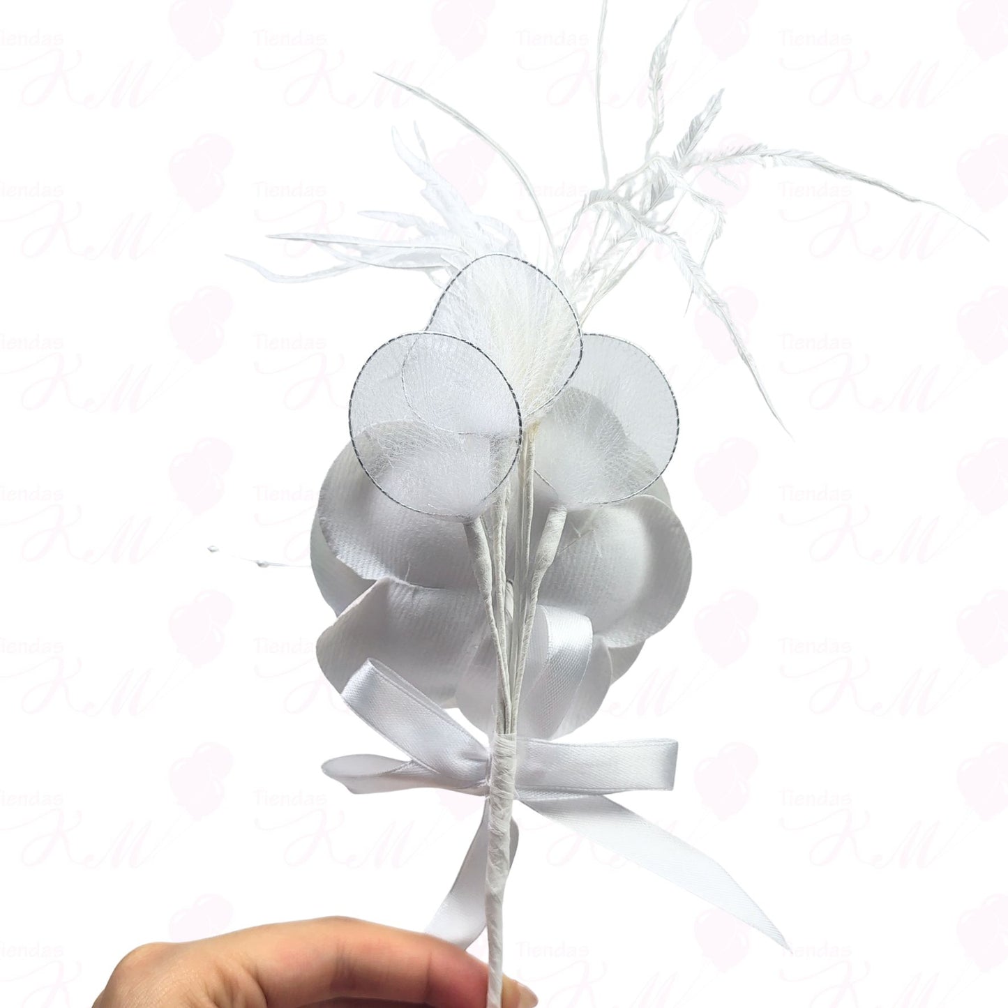 Tocado de rosa blanca con plumas