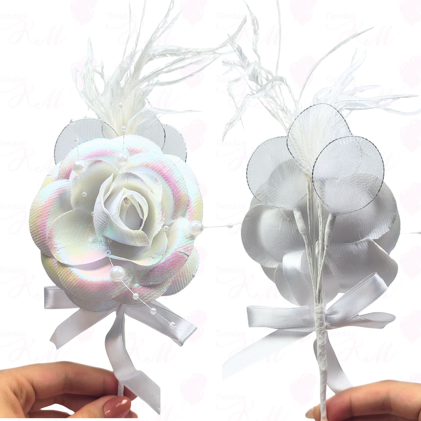 Tocado de rosa blanca con plumas