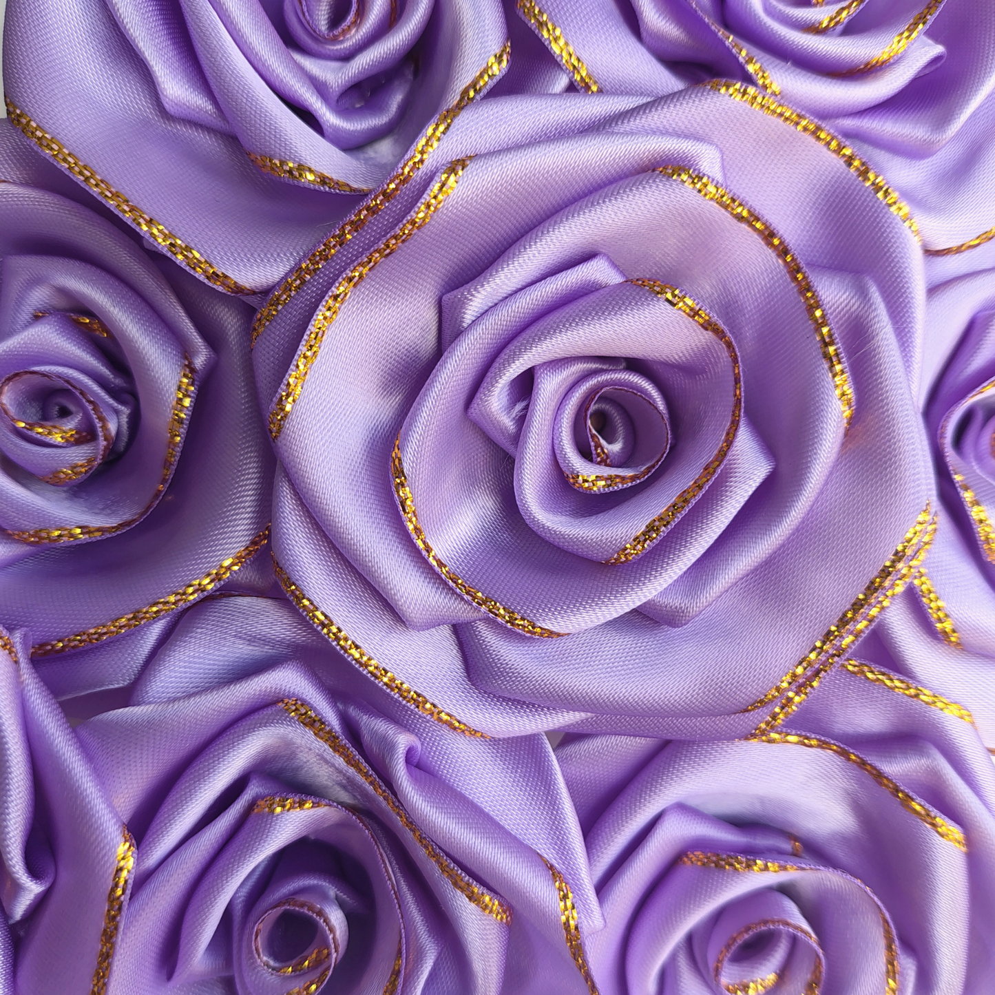 Paq. x 10 rosas borde dorado