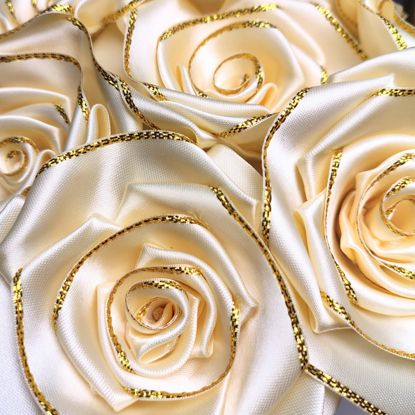 Paq. x 10 rosas borde dorado