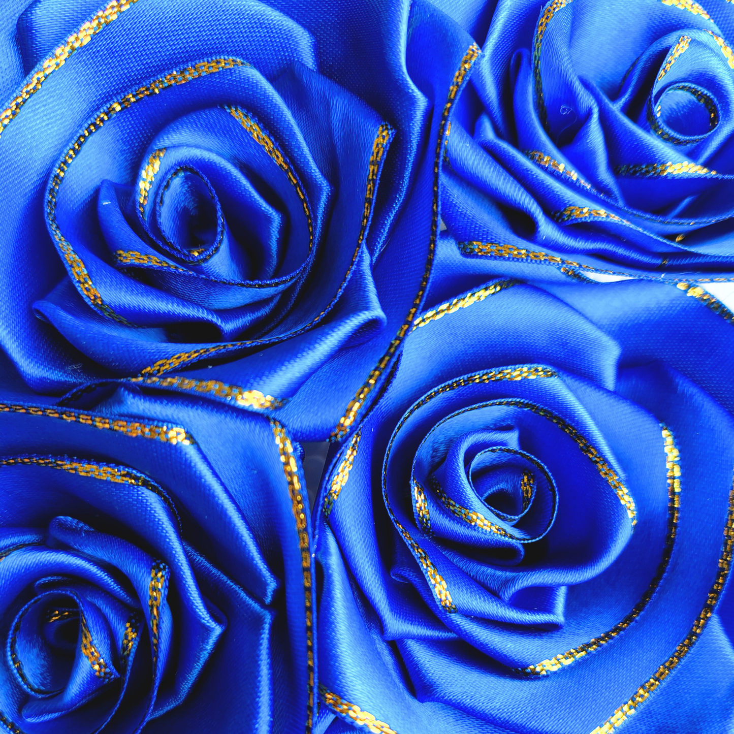 Paq. x 10 rosas borde dorado