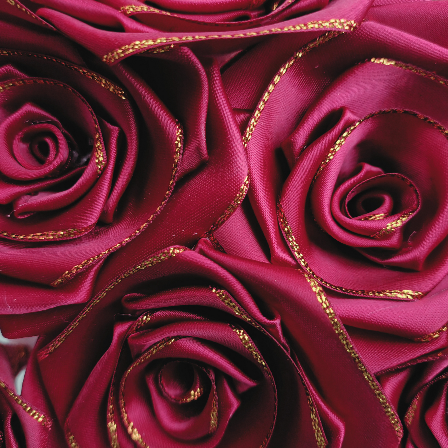 Paq. x 10 rosas borde dorado