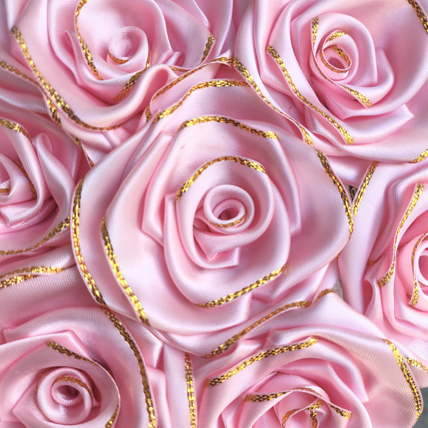 Paq. x 10 rosas borde dorado