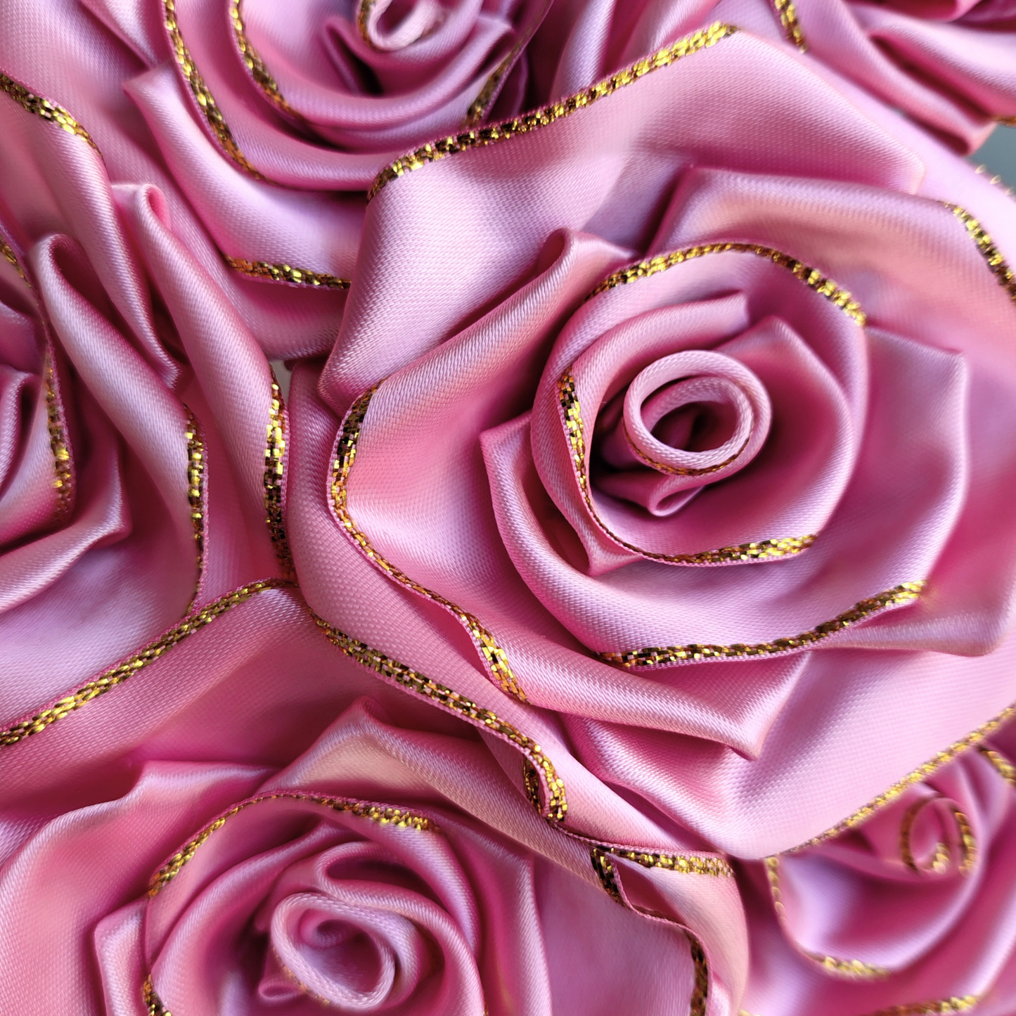 Paq. x 10 rosas borde dorado