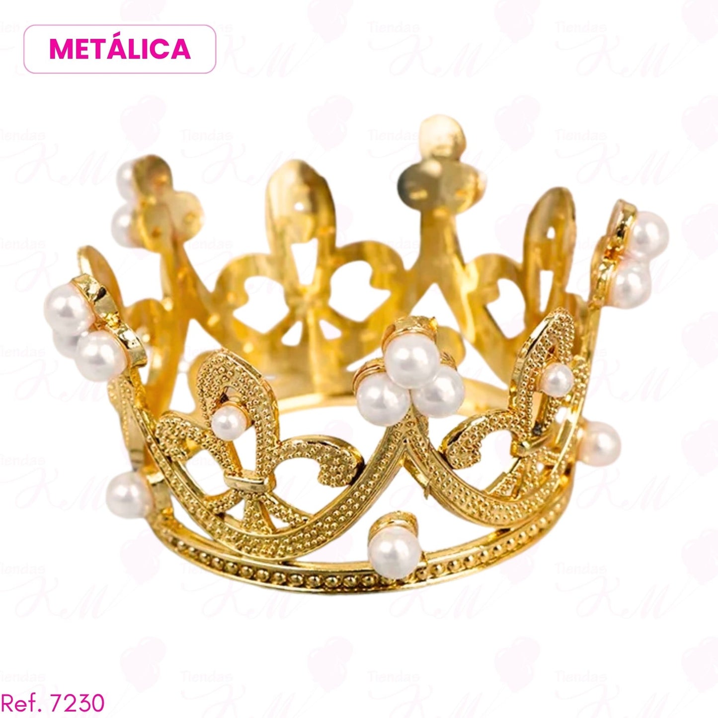 Corona decorativa con perlas blancas